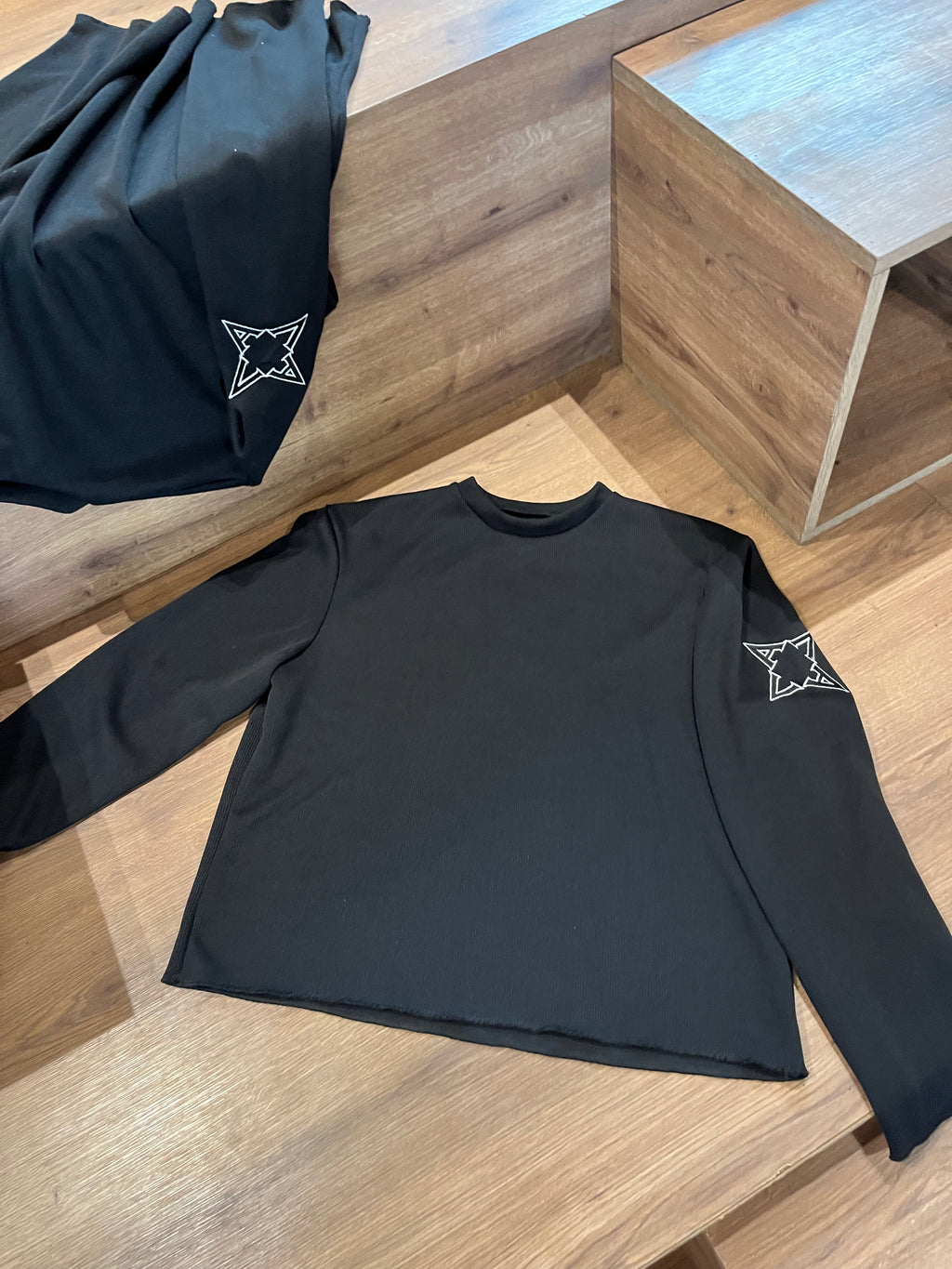 The ARVN CREW NECK- BLACK
